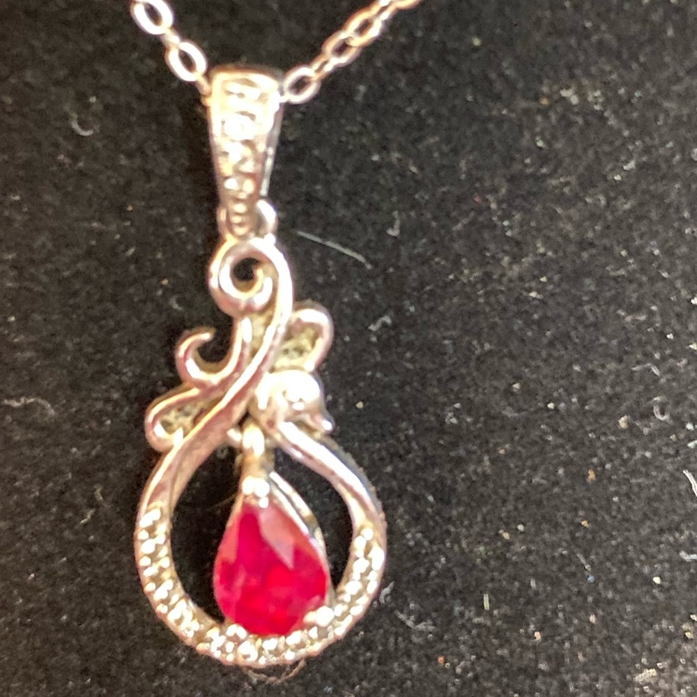 BEAUTIFUL GENUINE BURMESE RUBY PENDANT